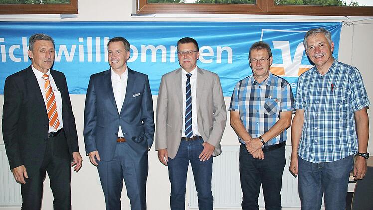 Vertreterversammlung der Raiffeisenbank Maßbach eG: Die Vorstände Horst Seufert und Michael Hein sowie die wiedergewählten Mitglieder des Aufsichtsrates Franz Geus, Erwin Stahl und Norbert Haupt (von links).  Foto: Dieter Britz