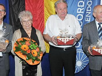 Bürgermeister Wolfgang Desel (v. l. n. r.) gratulierte den Jubilaren Elfriede Höhlein-Müller, Robert Jakob und Otto Bergmann für 50- und 65-jährige Mitgliedschaft.  Foto: p