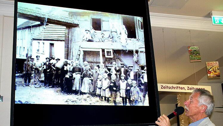Das Dreschen stand im Mittelpunkt bei einem Abend in der Hammelburger  Stadtbücherei. Ernst Stross moderierte fachkundig. Nicht nur Zeitzeugen  kamen zu Wort, auch historische Filme und Fotos wurden gezeigt. Dieter Britz