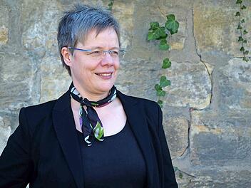 Die Krimiautorin Friederike Schmöe kommt in das Gemeindezentrum nach Breitbrunn.  Foto: Volkshochschule