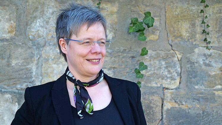 Die Krimiautorin Friederike Schmöe kommt in das Gemeindezentrum nach Breitbrunn.  Foto: Volkshochschule