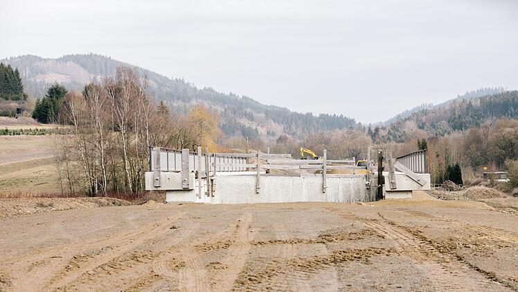 An der Brücke über die Straße nach Roßlach ist der Damm bereits gebaut. Foto: Marian Hamacher