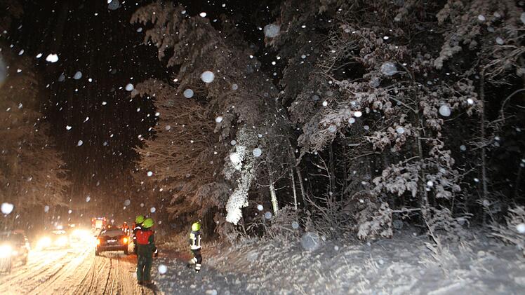Starker Schneefall sorgte für ein Chaos in Mittelfranken. Am Donnerstag sowie in der Nacht auf Freitag war die Feuerwehr 315 Mal im Einsatz. Foto: NEWS5/Haag