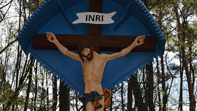 Durch einen Sturm waren das Holzkreuz und eine Christusfigur an der Kapelle bei Ramsthal besch&auml;digt worden.  Nachdem das Kreuz schon vor einigen Monate errichtet wurde, ist nun auch die Figur  am Kreuz angebracht worden.Foto: Andreas Lomb