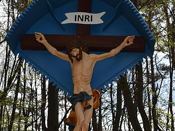 Durch einen Sturm waren das Holzkreuz und eine Christusfigur an der Kapelle bei Ramsthal beschädigt worden.  Nachdem das Kreuz schon vor einigen Monate errichtet wurde, ist nun auch die Figur  am Kreuz angebracht worden.Foto: Andreas Lomb