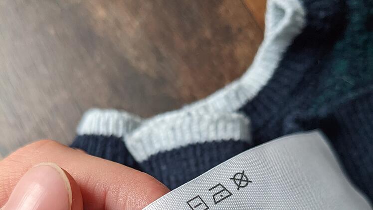 Bei einigen Kleidungsstücken wird die Handwäsche auf dem Pflegeetikett empfohlen.