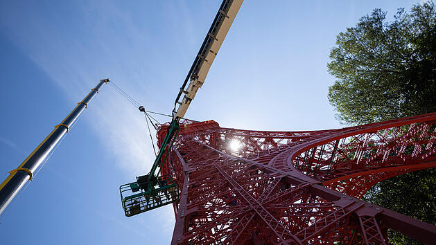 Gro&szlig;vater und Enkel bauen Eiffelturm im Elsass nach
