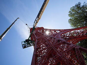 Großvater und Enkel bauen Eiffelturm im Elsass nach
