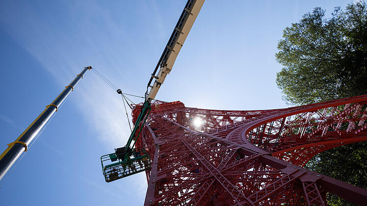 Großvater und Enkel bauen Eiffelturm im Elsass nach