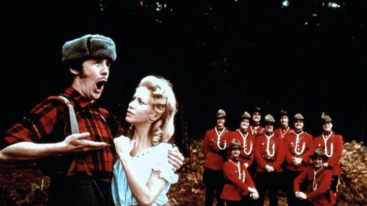 Connie Booth war in zahlreichen Monty-Python-Sketchen zu sehen, etwa im "Lumberjack Song" mit Michael Palin (links), der seinen Weg auch in den Film "Die wunderbare Welt der Schwerkraft" (1971) fand.