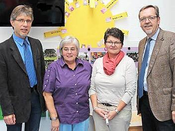 Barbara Conhoff (Zweite von links) ist 40 Jahre Kindergärtnerin im evangelischen Kindergarten in Maßbach. Es gratulieren Stefan Bonawitz, Ulrike Blümlein und Jochen Keßler-Rosa.  Foto: Dieter Britz