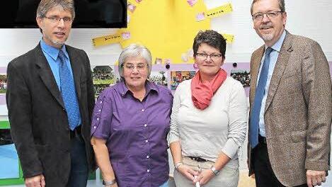 Barbara Conhoff (Zweite von links) ist 40 Jahre Kindergärtnerin im evangelischen Kindergarten in Maßbach. Es gratulieren Stefan Bonawitz, Ulrike Blümlein und Jochen Keßler-Rosa.  Foto: Dieter Britz