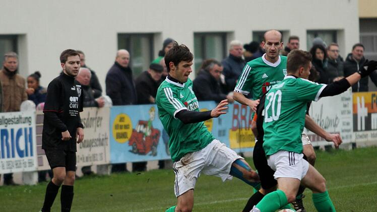Die Sander Lucas Wirth, Florian Gundelsheimer und Peter Heyer nehmen zu dritt dem Gästespieler dann Ball ab. Foto: Günther Geiling