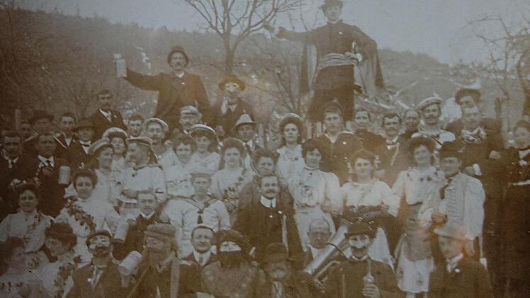 Beim Fasching um 1910 in Stadtsteinach standen Masken, hübsche Heiratswillige und der Maßkrug im Vordergrund.