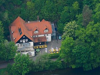 Idyllisch im grünen Hain liegt die ehemalige Jugendherberge Wolfsschlucht. Luftbild: Ronald Rinklef