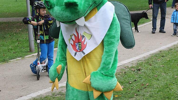 Das neue Maskottchen "Löschi" hatte seinen großen Auftritt. Foto: Michael Stelzner