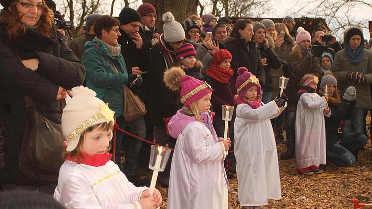 Die Engelchen führten einen Lichtertanz auf. Überhaupt: Viele Buben und Mädchen wirkten bei der Eltmanner Wallburg-Weihnacht mit.