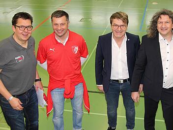 Gut gelaunt vor dem Anpfiff: (von links) Hallensprecher Thomas Apfel, der sportliche Leiter des FC Kronach, Frank Gareis, FCK-Vorsitzender Franz Bauer und Turnierleiter Alexander Kramme.  Foto: Rainer Glissnik
