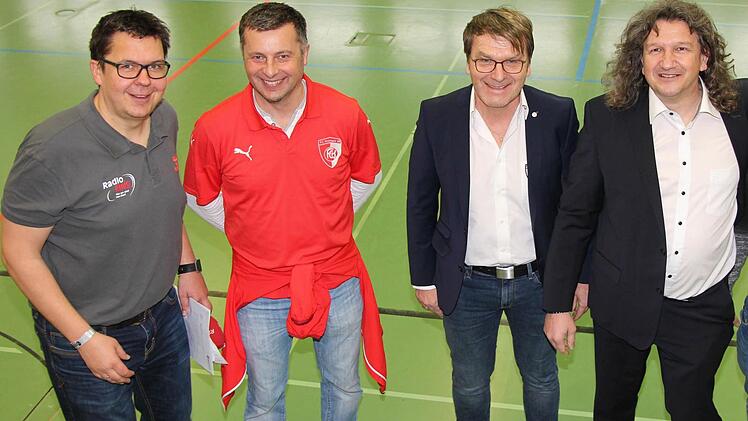 Gut gelaunt vor dem Anpfiff: (von links) Hallensprecher Thomas Apfel, der sportliche Leiter des FC Kronach, Frank Gareis, FCK-Vorsitzender Franz Bauer und Turnierleiter Alexander Kramme.  Foto: Rainer Glissnik