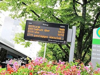 Auf den Anzeigetafeln an der Haltestelle Hindenburgstraße wurde bereits am Donnerstagabend auf den bevorstehenden Warnstreik hingewiesen. Hier wird heute über den Notfahrplan informiert. Foto: Jochen Berger