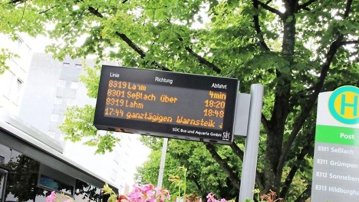 Auf den Anzeigetafeln an der Haltestelle Hindenburgstraße wurde bereits am Donnerstagabend auf den bevorstehenden Warnstreik hingewiesen. Hier wird heute über den Notfahrplan informiert. Foto: Jochen Berger