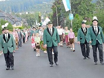 Strahlende Gesichter bei der Vorstandschaft, die den Schützenumzug anführte. Dahinter Jungschützenkönigin Hannah Christmann, Schützenkönig Heribert Fröba und Bürgermeister Thomas Löffler (rechts im weißen Hemd). Foto: Karl-Heinz Hofmann