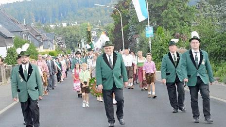 Strahlende Gesichter bei der Vorstandschaft, die den Schützenumzug anführte. Dahinter Jungschützenkönigin Hannah Christmann, Schützenkönig Heribert Fröba und Bürgermeister Thomas Löffler (rechts im weißen Hemd). Foto: Karl-Heinz Hofmann