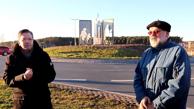 Bürgermeister Karsten Fischkal (l.) und der Vorsitzende des Kunstvereins, Wolf-Dieter Domke begrüßen die Gäste der Einweihungsfeier.  Johanna Blum