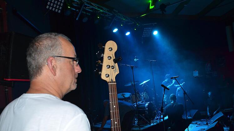 Während auf der Bühne flott umgebaut wurde, warteten die nächsten Musiker auf ihren Auftritt, hier Bassist "Pfanni".