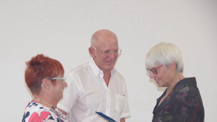 Marliese und Richard Bär überreichten Anita Neder die DLRG-Leistungsnadel für ihre Verdienste im Bereich der Ausbildung.Heike Schülein