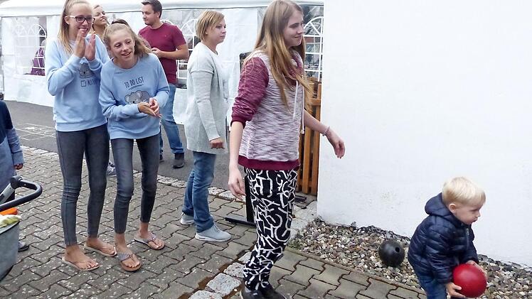 Auch der mit zwei Jahren jüngste Teilnehmer, Samuel Popp, versuchte beim Brunnenfest in Eichelberg sein Kegelglück. Foto: Wolfgang Dietz