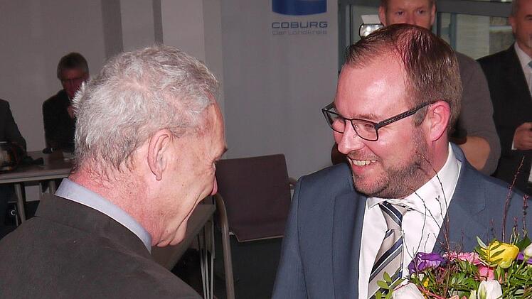 Frank Rebhan (links) gratuliert dem neuen Coburger Landrat. - Foto: Berthold Köhler