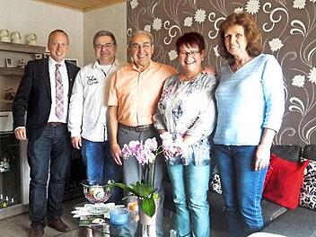 Das Jubelpaar Heinz und Gerlinde Löffler mit (von links) Bürgermeister Thomas Löffler und Sohn Frank, rechts Karoline Löffler Foto: Hubert Martin