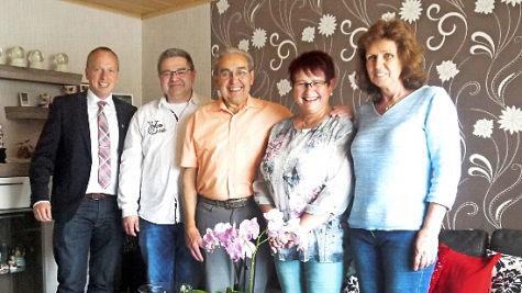 Das Jubelpaar Heinz und Gerlinde Löffler mit (von links) Bürgermeister Thomas Löffler und Sohn Frank, rechts Karoline Löffler Foto: Hubert Martin