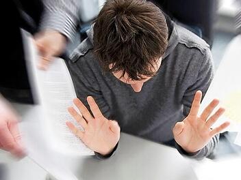 Viele Unternehmen stecken durch die Corona-Krise in großen finanziellen Schwierigkeiten. Bei der Beantragung der Soforthilfen und anderer Förderinstrumente fühlen sich etliche unsicher und schlecht informiert.  Foto: Jens Schierenbeck, dpa