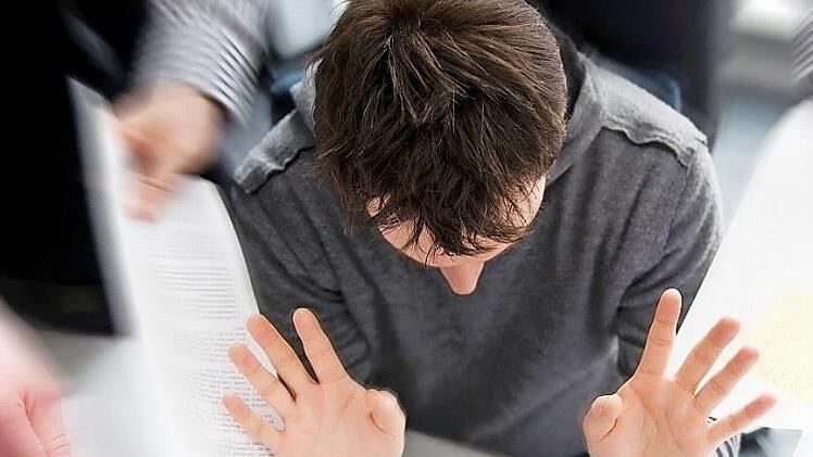 Viele Unternehmen stecken durch die Corona-Krise in großen finanziellen Schwierigkeiten. Bei der Beantragung der Soforthilfen und anderer Förderinstrumente fühlen sich etliche unsicher und schlecht informiert.  Foto: Jens Schierenbeck, dpa