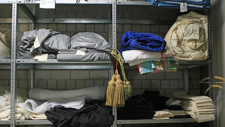 Im Stofflager werden Vorhänge aus früheren Produktionen aufgehoben.Foto: Jochen Berger