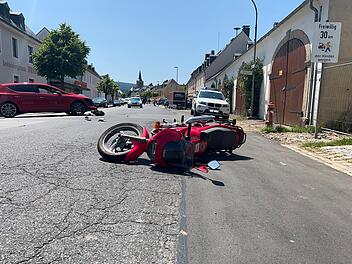 Totalschaden an Motorrad nach Unfall in Weißenstadt