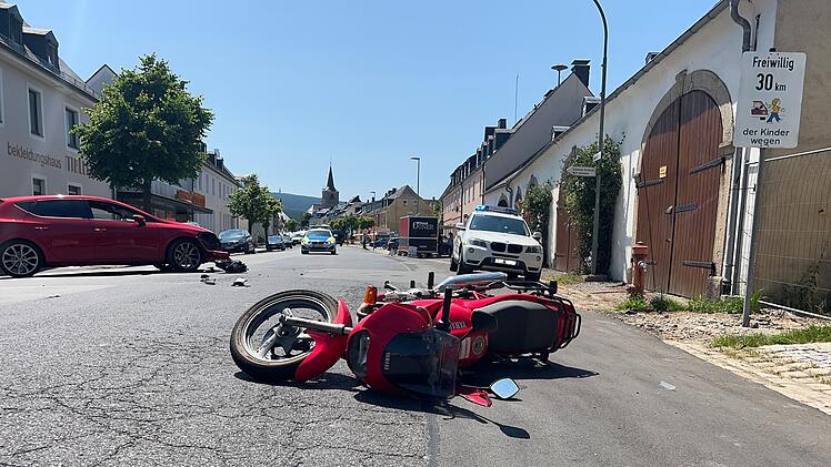 Totalschaden an Motorrad nach Unfall in Weißenstadt
