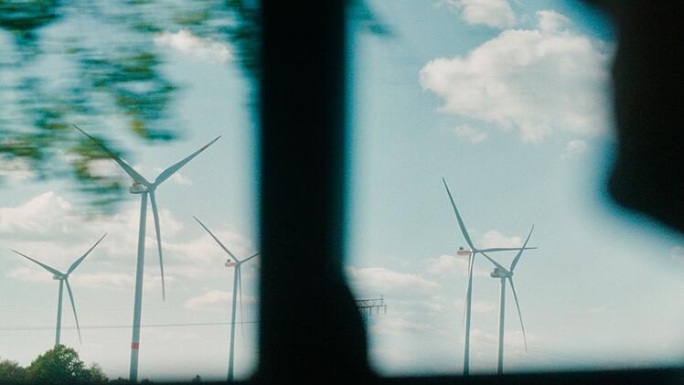 "Fr&uuml;hphaseninvestition" hei&szlig;t das Gesch&auml;ftsmodell, in das Konzerne gern investieren. Das Problem war nur: Die Rechte, Windkraftanlagen auf den entsprechenden Grundst&uuml;cken zu realisieren, hatten Holt und seine Familie gar nicht. Die entsprechenden Nachweise waren dreiste F&auml;lschungen.