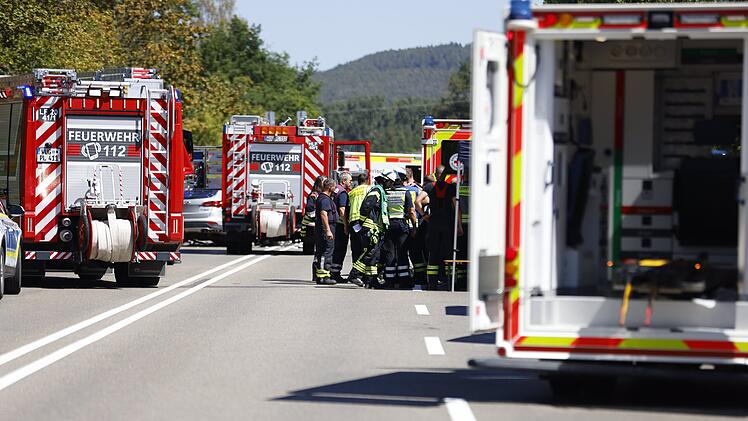 Frontalzusammensto&szlig; fordert ein Todesopfer: Drei Personen schwer verletzt
