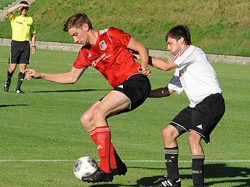 Johannes Feser (links) vom FC Fuchsstadt bringt den Ball im Zweikampf mit dem Königshöfer Daniel Blau unter Kontrolle. Foto: Hopf