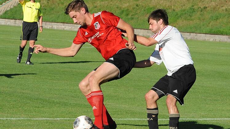 Johannes Feser (links) vom FC Fuchsstadt bringt den Ball im Zweikampf mit dem Königshöfer Daniel Blau unter Kontrolle. Foto: Hopf