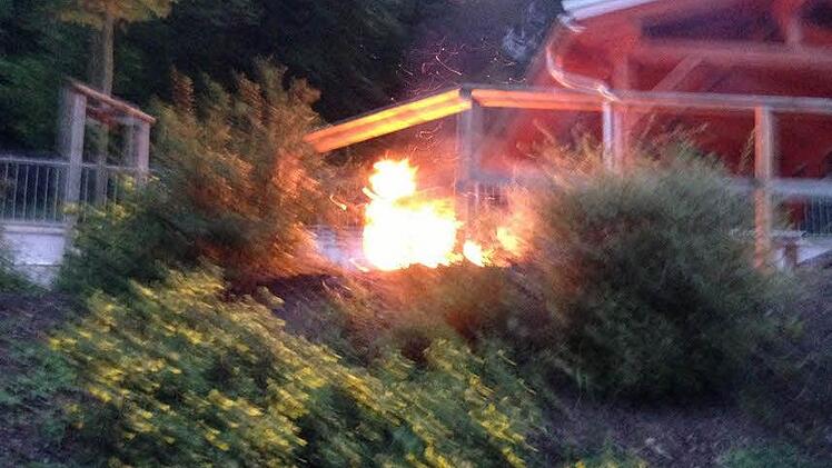 Der brennende Papierkorb war weit zu sehen.