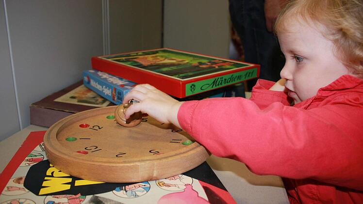 Annemarie ist von einem Roulette für Kinder begeistert. Kreiseln macht Spaß, auch ohne Kugeln.
