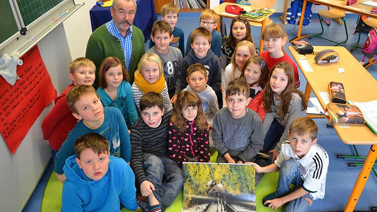 Bei der Übergabe des Kalenders in der Klasse 3 a der Kasendorfer Grundschule zeigte sich der Vorsitzendes des Jägervereins Kulmbach,, Peter Müller (links, hinten) angenehm überrascht über das vorhandene Hintergrundwissen der Kinder. Foto: Katharina Müller-Sanke