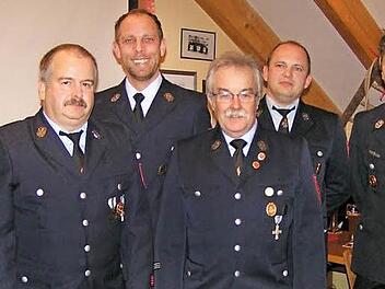 Die für aktiven Dienst Geehrten der Feuerwehr Reuth (von links): Kreisbrandrat Reinhardt Polster, Armin Klaus (30 Jahre), Johannes Heinlein (20 Jahre), Bruno Dötzer (40 Jahre), Dominik Kraus (20 Jahre) und Kommandant Jochen Wölfel  Foto: Heidi Amon