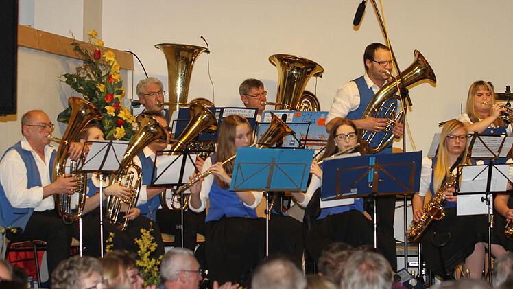 Die "Neubrunner Dorfmusikanten boten eine tolle Stimmung und gekonnte Soloeinlagen. Foto: Günther Geiling