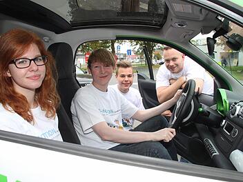 Der Landkreis Kulmbach setzt auf Elektromobilität. Bereits im vergangenen Jahr beschäftigten sich die Landratsamts-Auszubildenden Vanessa Schenkl, Maximilian Müller, Christopher Weggel und Yves Wächter mit dem Thema Elektro-Auto und gewannen damit den Ausbildungspreis des Arbeitskreises Schule-Wirtschaft. Foto: Archiv/Dagmar Besand