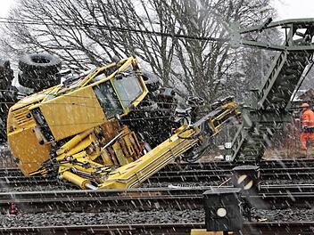Der Strommast (rechts) stürzte um und riss den Bagger mit sich, der dann die Gleise blockierte.  Fotos: Josef Hofbauer
